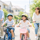 住宅街で自転車に乗る家族